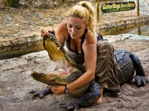 Эшли Лоуренс и крокодил фото